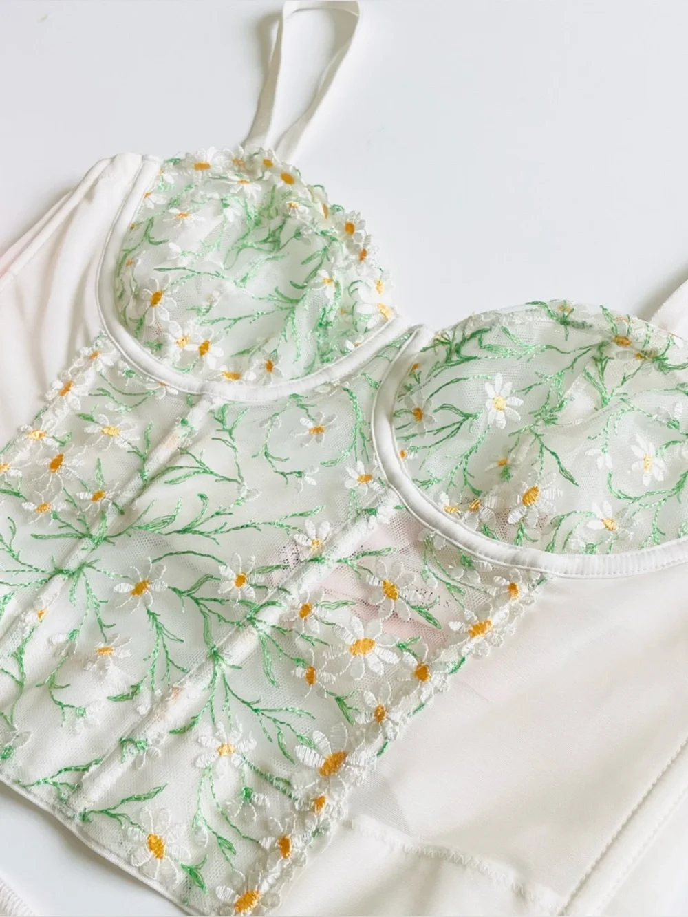 36C MEDIUM Victoria’s Secret white Daisy embroidered bra set bikini panties